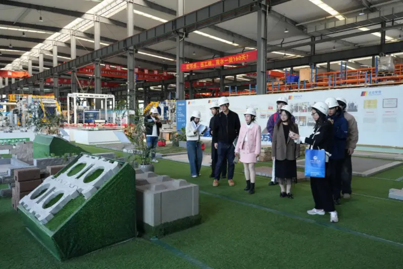 విదేశీ అభివృద్ధి అవసరాలపై దృష్టి సారించి, క్వాంగాంగ్ మెషినరీ కో., లిమిటెడ్. అంతర్జాతీయంగా-ఆధారిత ప్రతిభను పెంపొందించడానికి ఫుజౌ యూనివర్శిటీ ఆఫ్ ఫారిన్ స్టడీస్ అండ్ ట్రేడ్‌తో సహకరిస్తుంది.